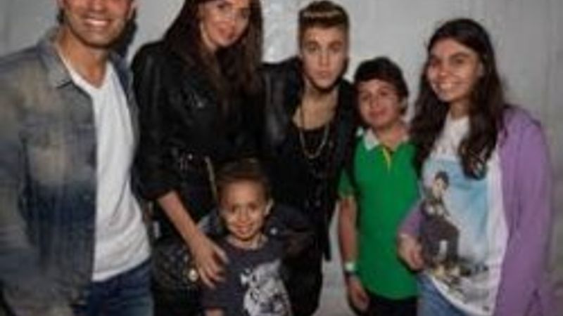 Mustafa Sandal ve ailesi Justin Bieber'ın kulisine girdi