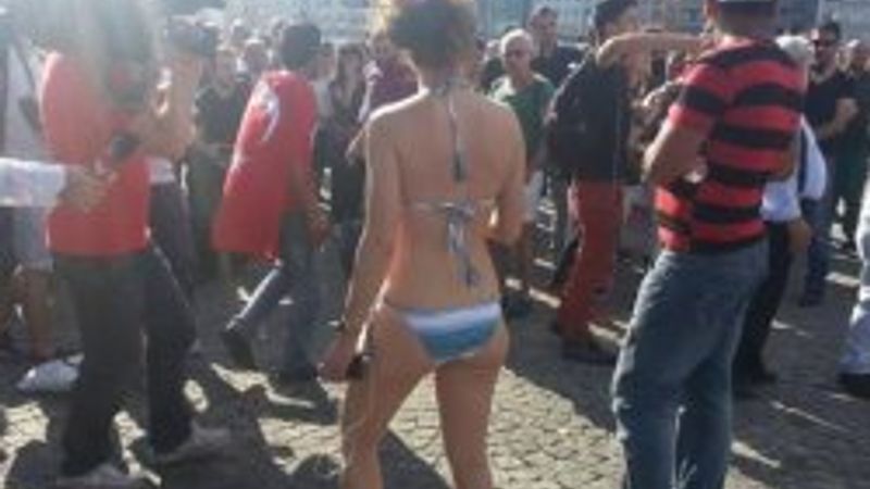 Taksim'de bikinili eylem