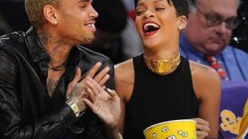 Brown Rihanna'dan sonra bir kadını daha dövdü