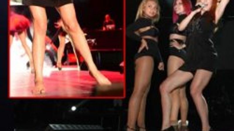 Hande Yener çıplak ayakla konser verdi