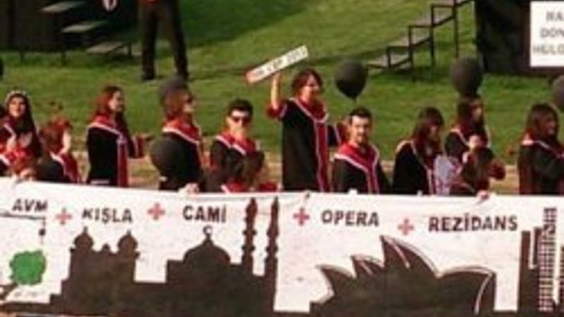 ODTÜ mezuniyet töreninden kötü esprili pankartlar