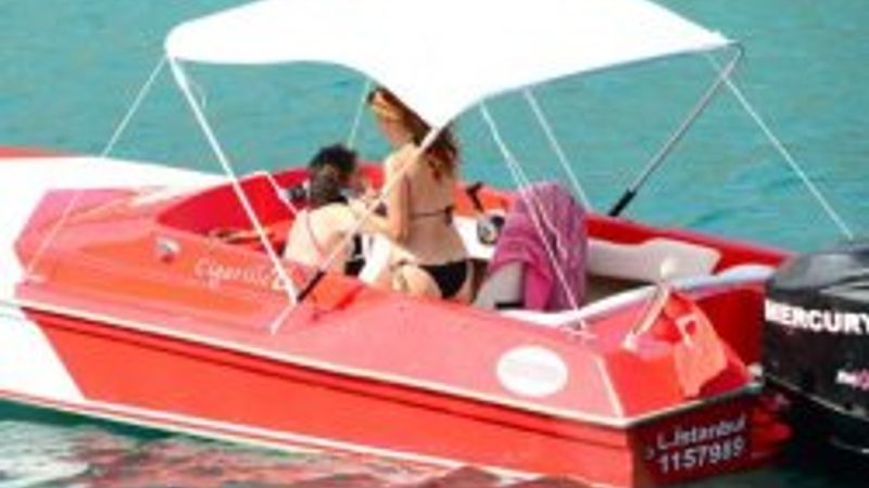 Taylan Kümeli'ye bikinisi küçük geldi