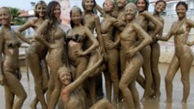 Muğla'daki güzellerden çamur banyosu