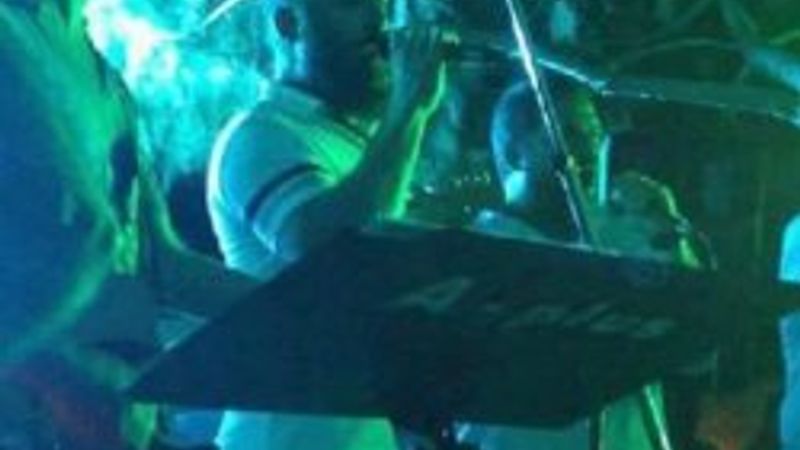 Halit Ergenç şarkı söylemeye doyamadı