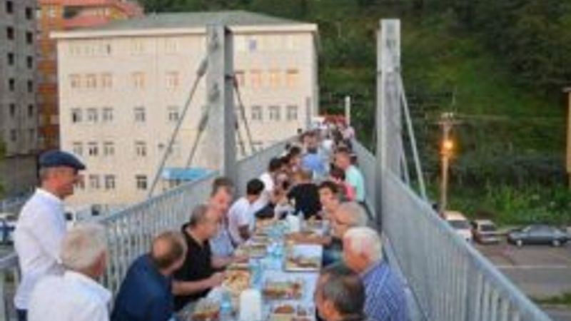 Rize'de üst geçitte iftar - izle