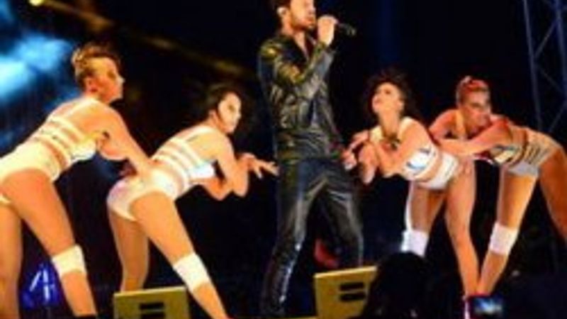 Murat Boz Tarkan şarkıları seslendirdi - izle