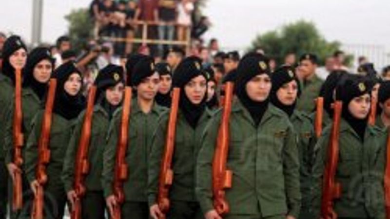 Filistin'deki harp okulu öğrencilerine tahtadan silah