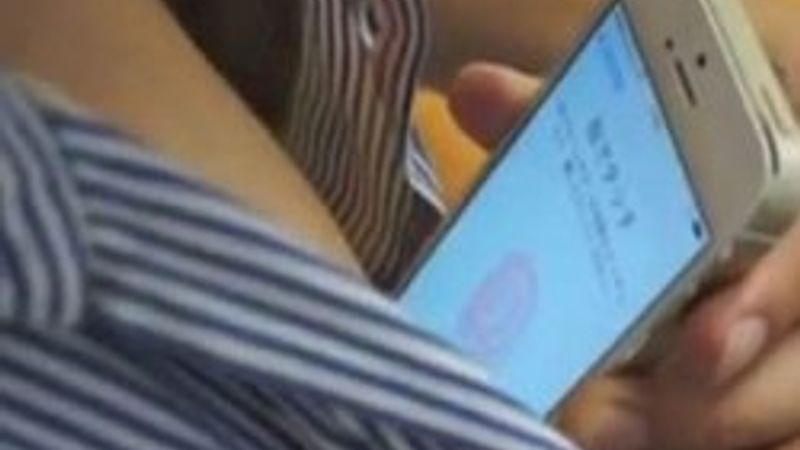 iPhone 5S’i göğüs uçlarıyla açtılar - izle