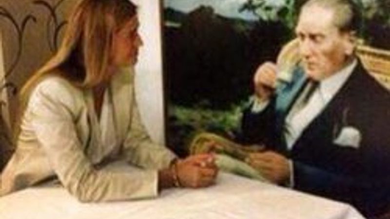 Tuğba Özay Atatürk'le röportaj yaptı