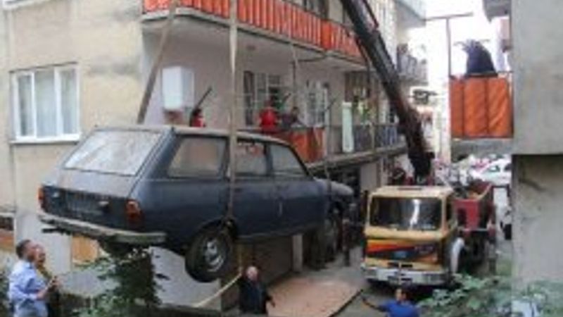 34 yıl önce aldığı arabayı ilk defa garajdan çıkardı