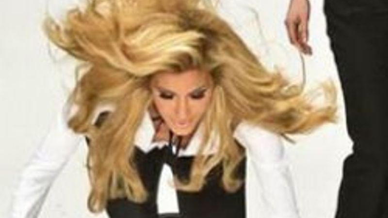 Çağla Şikel podyumda fena düştü - izle