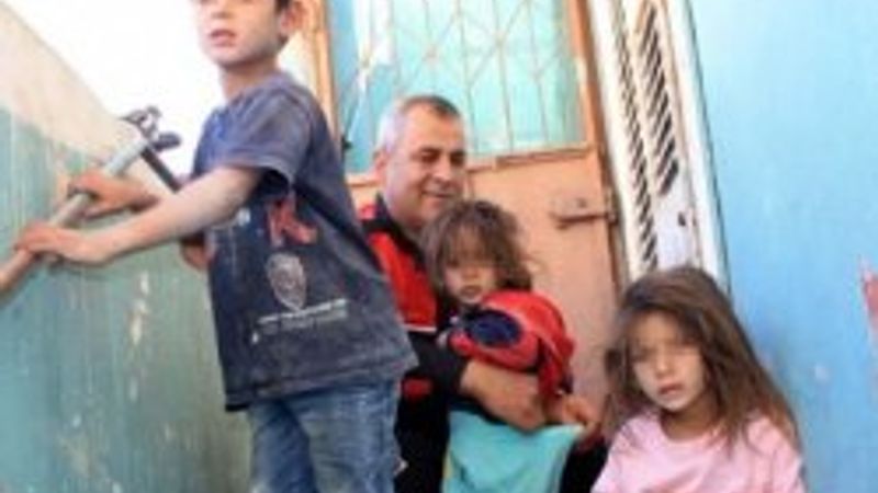 Anneleri eve hapsedip üzerlerinde sigara söndürdü