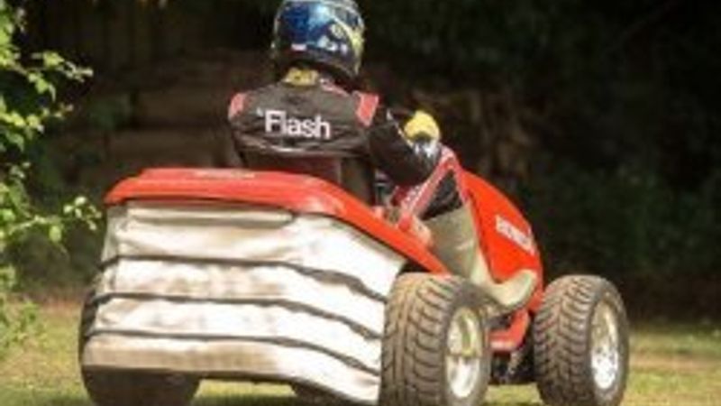 Çim biçme makinesi yarış otomobillerine taş çıkarttı - izle