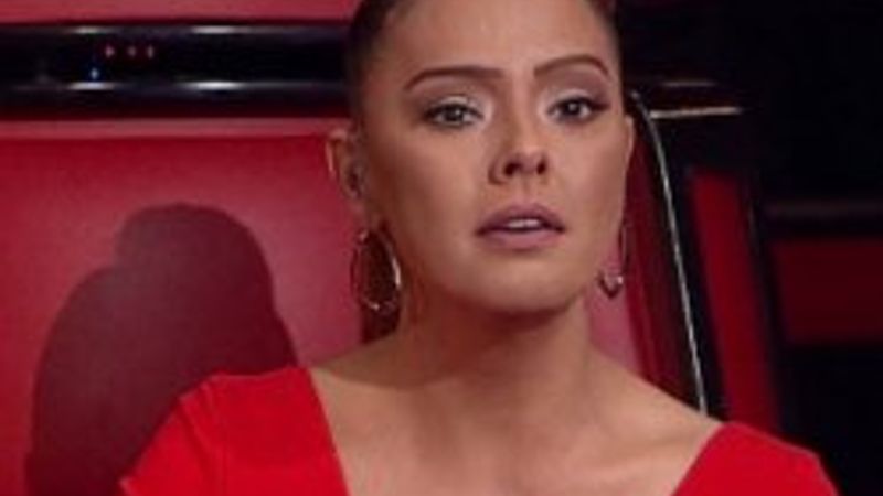 Ebru Gündeş canlı yayında ağladı