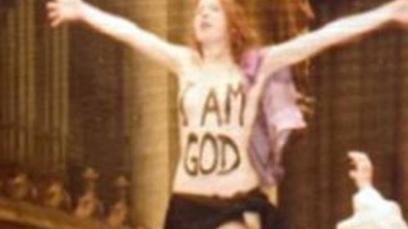 FEMEN Noel ayinini bastı - izle