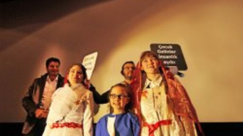 Sinema galasında çocuk gelinler için anlamlı protesto