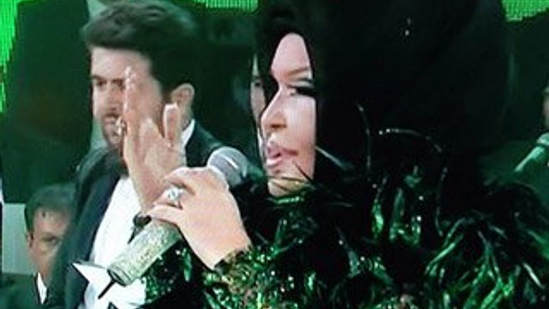 Bülent Ersoy canlı yayında türbanla ilahi okudu - izle