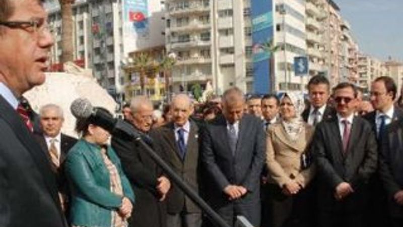 Nihat Zeybekçi: Köpekler istedi diye atlar ölmez