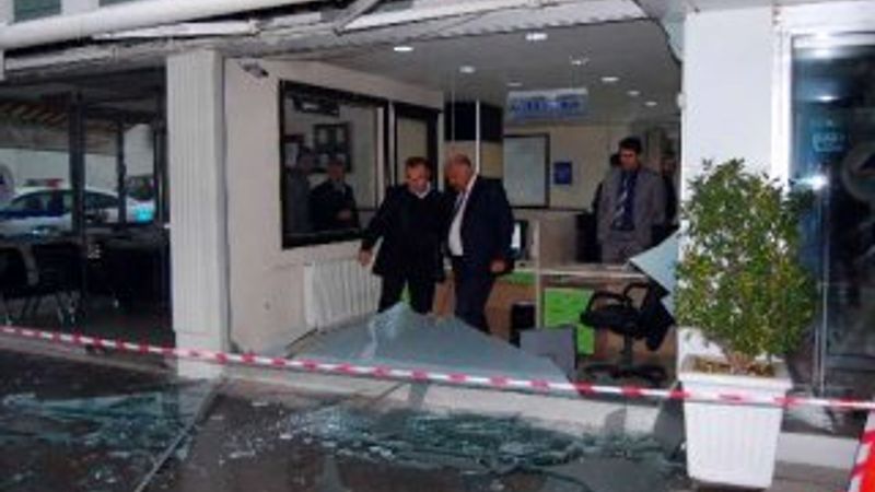 Adıyamanlı bir kişi traktörüyle belediye binasına girdi - izle