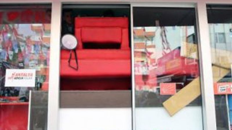 Antalya'da CHP il binası işgal edildi