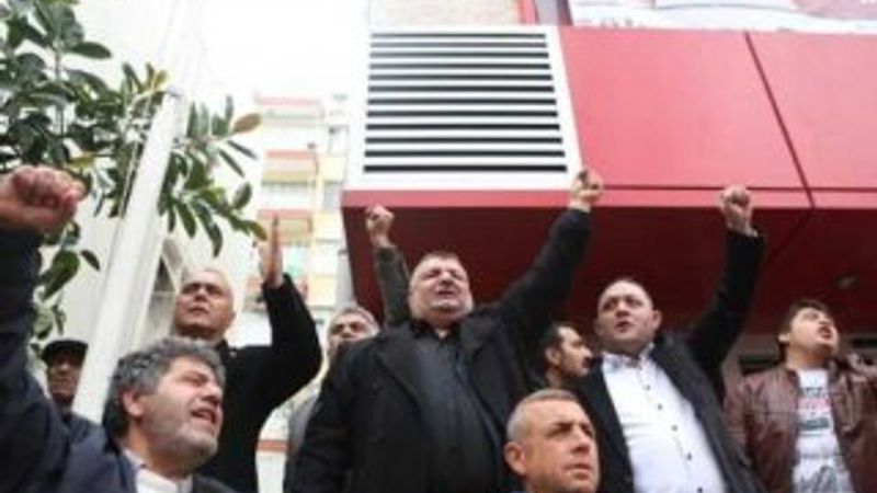 Antalya'da partililer CHP il binasını işgal etti