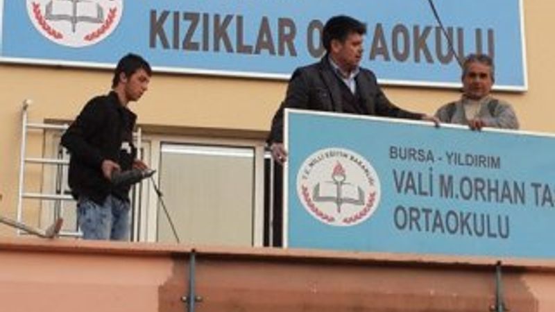 28 Şubat'ta görev yapan valinin ismi okuldan kaldırıldı