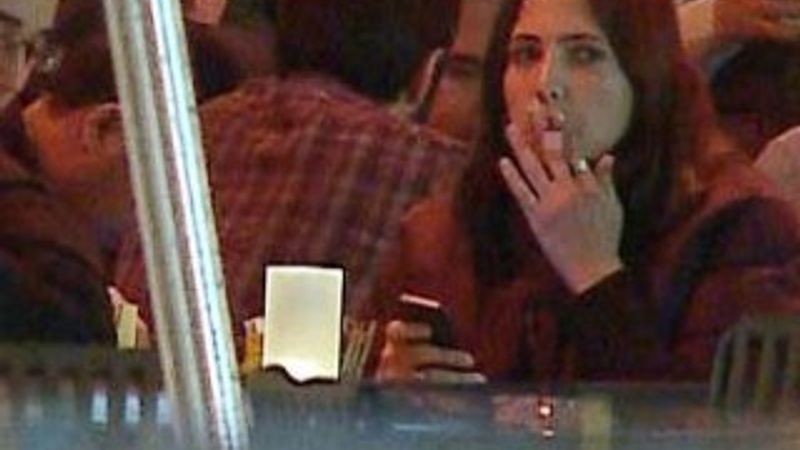 Zehra Çilingiroğlu peş peşe sigara yaktı