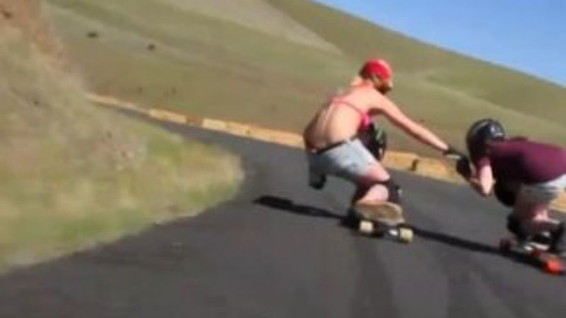 2 çılgın kızdan nefes kesen kaykay şovu İZLE