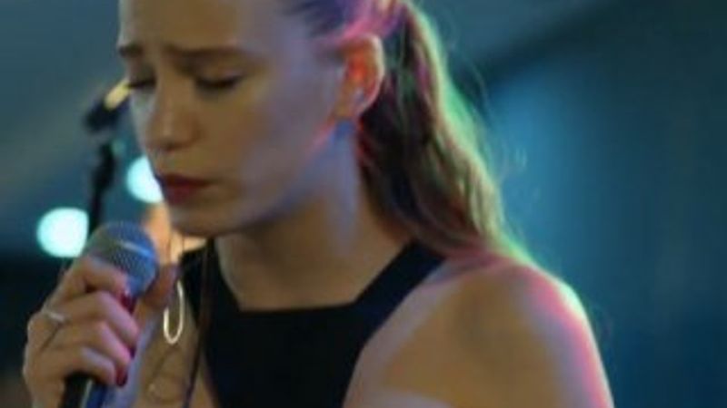Serenay Sarıkaya bu kez Masum Değiliz'i söyledi İZLE