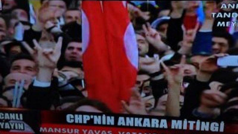 CHP mitinginde bozkurt işareti yaptılar