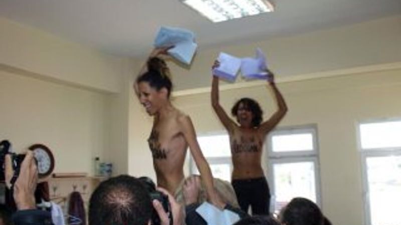 FEMEN Üsküdar'da okul bastı İZLE