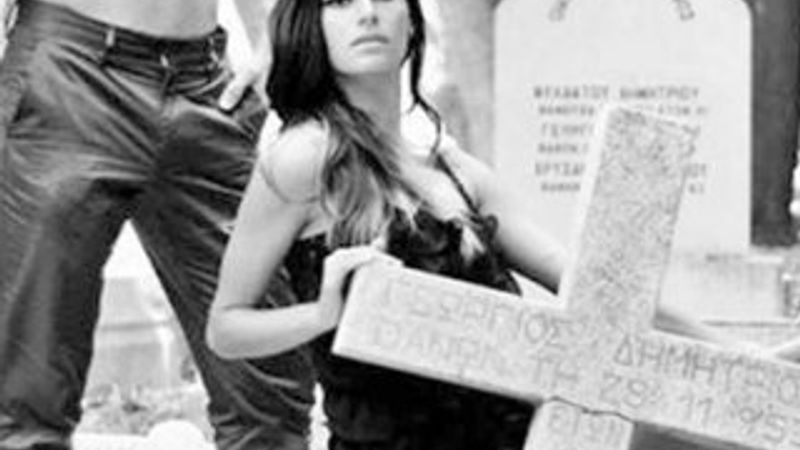 Rum mezarlığında moda çekimi uluslararası krize dönüştü