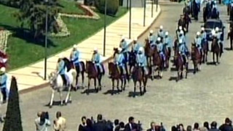 Gül, Letonya Cumhurbaşkanı'nı atlı birliklerle karşıladı İZLE