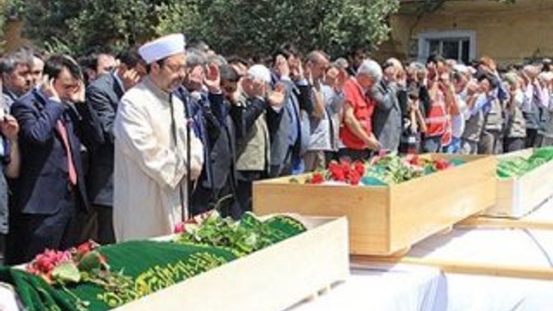 Soma'da hayatını kaybeden madenciler toprağa veriliyor