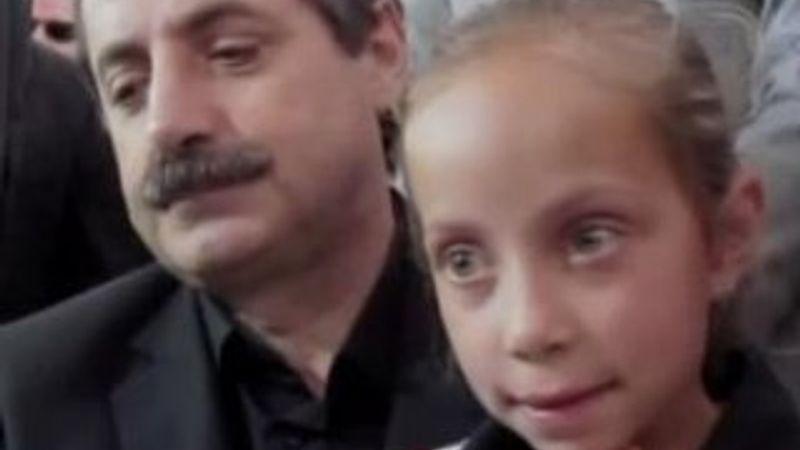 Somalı yetim çocuk babasına şiir yazdı