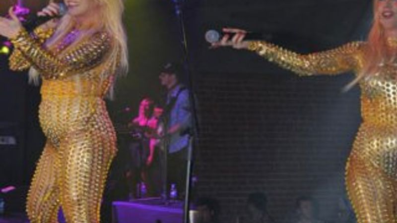 Hande Yener'in ilginç kıyafeti İZLE