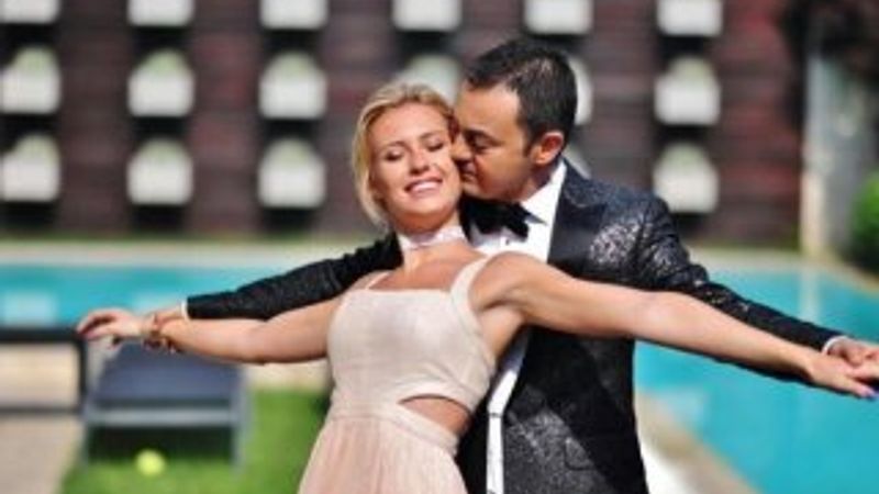 Serdar Ortaç boy farkı yüzünden takoz kullandı