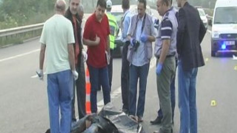 Bıçaklanan genç yardım isterken iki ayrı araba çarptı