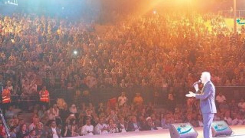 İzmir'de Nihat Hatipoğlu'na yoğun ilgi