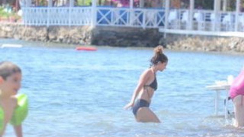 Şarkıcı Atiye ilk kez bikinili görüntülendi