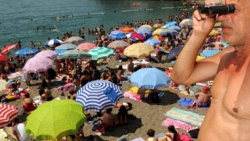 Zonguldak'ta kadınlar plajında erkek cankurtarana tepki İZLE