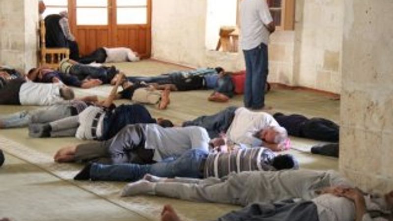 Şanlıurfa'da oruçlu vatandaşlar camide dinlendi