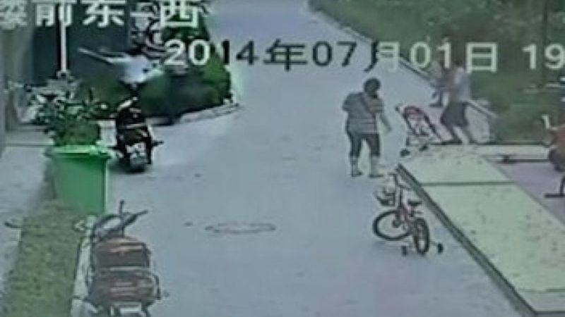 Çin'de bir adam 8. kattan düşen kızı ölümden kurtardı İZLE