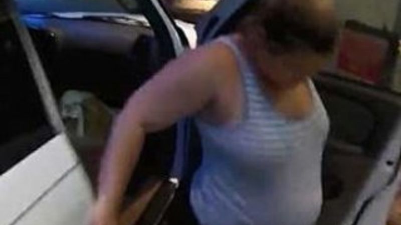 ABD'de bir kadın hastane kapısı önünde ayakta doğurdu İZLE