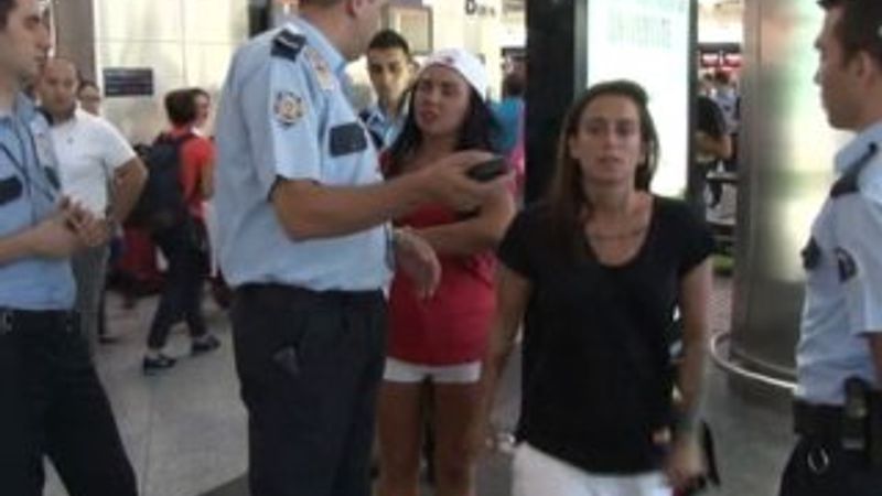 İki kadın Atatürk Havalimanı'nı birbirine kattı İZLE