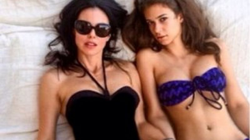 Defne Samyeli kızıyla tatilde