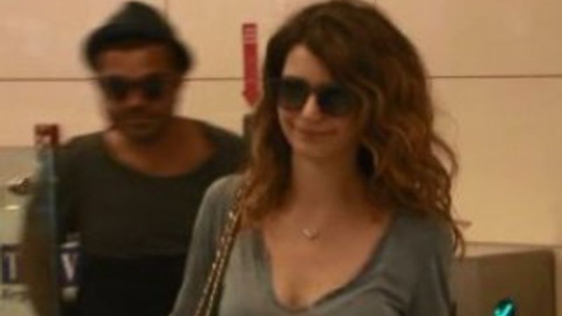 Beren Saat Kenan'ın yeğeni Arya ile poz verdi