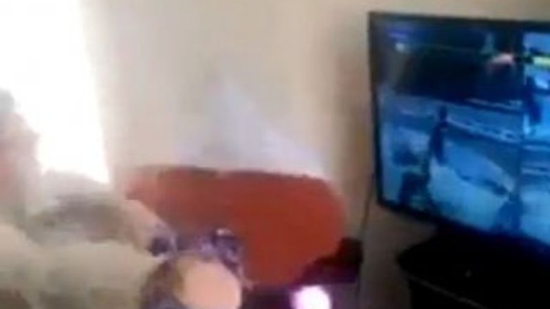 Konsol oyununa kendini kaptıran dede İZLE