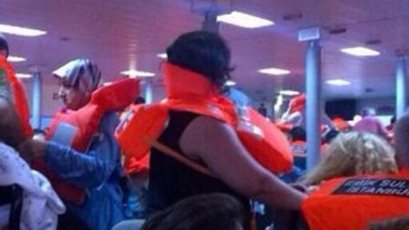 Feribot fırtınaya kapılınca panik yaratan yolcuya tepki