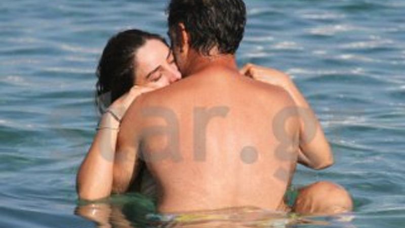 Nur Fettahoğlu eşiyle birlikte Yunan adalarında